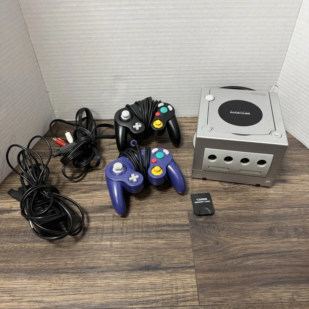 Nintendo GameCube DOL-101 Gaming System SILVER Console 2 Controllers Memory Card